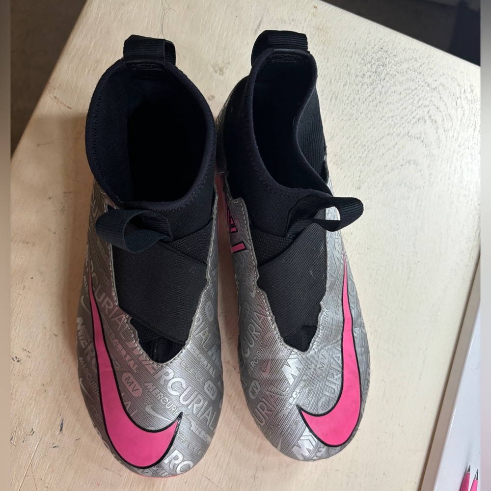 Nike Mercurial Air Zoom soccer cleats MV Youth Size 4 Silver/Pink